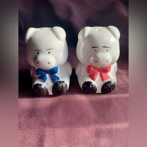 Little pigs salt and pepper shakers